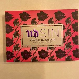 Urban decay SIN highlighter, blush contour palette